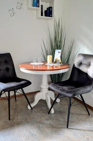 Tisch mit zwei Stühlen