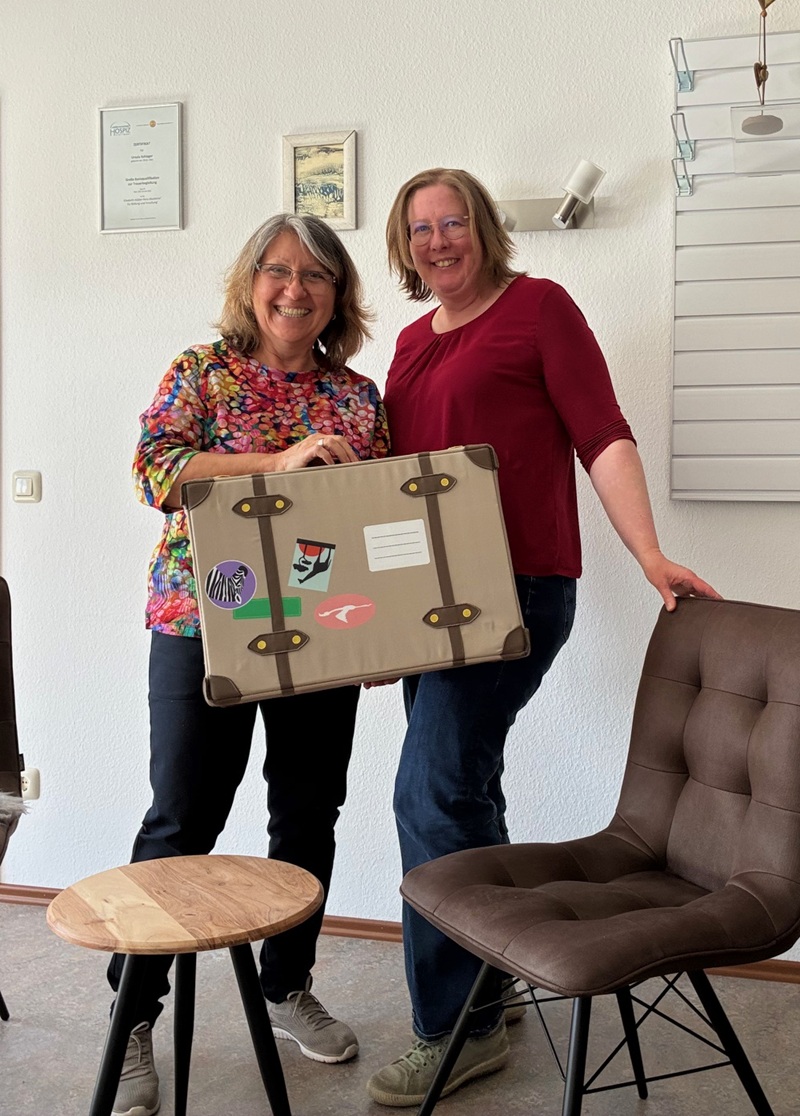 Ursula Schlager und Claudia Wöhrbach mit dem Koffer